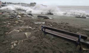 Μεγάλες καταστροφές από την κακοκαιρία στη Βρετανία (video)
