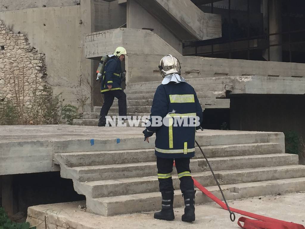 Τραγωδία στο Μικρολίμανο – Ένας απανθρακωμένος και δύο τραυματίες σε ακατοίκητο κτήριο (photos)