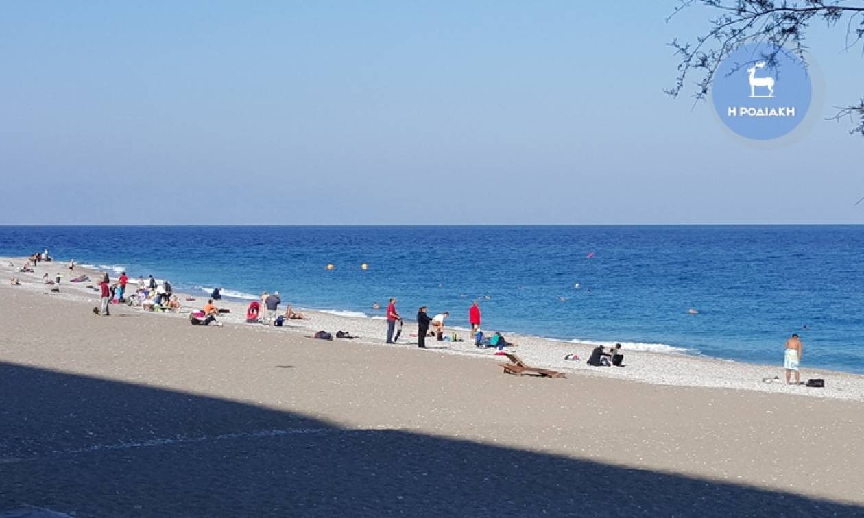 Ρόδος: Γέμισαν από κόσμο οι παραλίες 12 μέρες πριν τα Χριστούγεννα (vid)