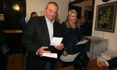 Εκλογές ΝΔ: Με τη σύζυγο στο πλευρό του ψήφισε ο Κώστας Καραμανλής