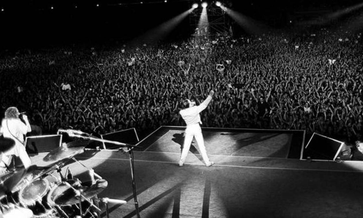 Queen stadium. Квин стадион Уэмбли 1986. Фредди Меркури на стадионе Уэмбли. Фредди Меркьюри Уэмбли 1986. Фредди Меркури концерт на Уэмбли.