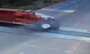 Σοκαριστικό βίντεο: Τρένο παρασύρει λεωφορείο αφήνοντας πίσω τέσσερις νεκρούς