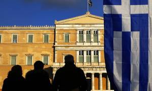 Economist: Η σκιά του «Grexit» συνεχίζει να πλανάται πάνω από την Ελλάδα