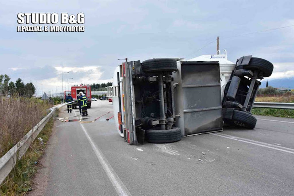 Ναύπλιο: Τούμπαρε βυτιοφόρο με καύσιμα στην εθνική οδό Μυκηνών - Ναυπλίου (pics&vid)