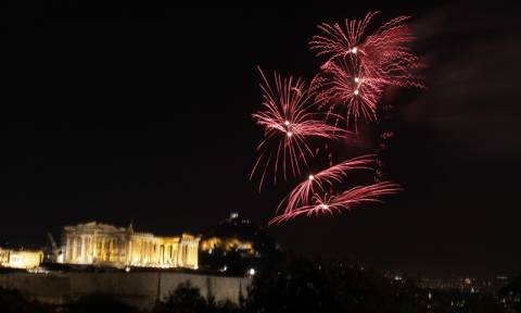 Αλλαγή του χρόνου με φόντο την Ακρόπολη στο δήμο της Αθήνας (video+pics)
