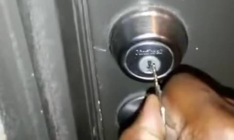 Άνοιξε την πόρτα και «έπιασε» τη γυναίκα του να κάνει σεξ με άλλον! (video)