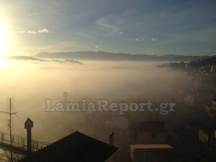 Ομίχλη και αιθαλομίχλη «έπνιξαν» την πόλη της Λαμίας (pics)