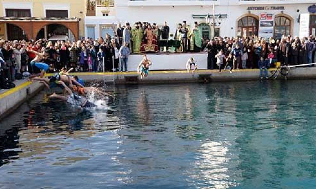 Θεοφάνεια στην Πάτμο - 3 κορίτσια διεκδίκησαν το Σταυρό