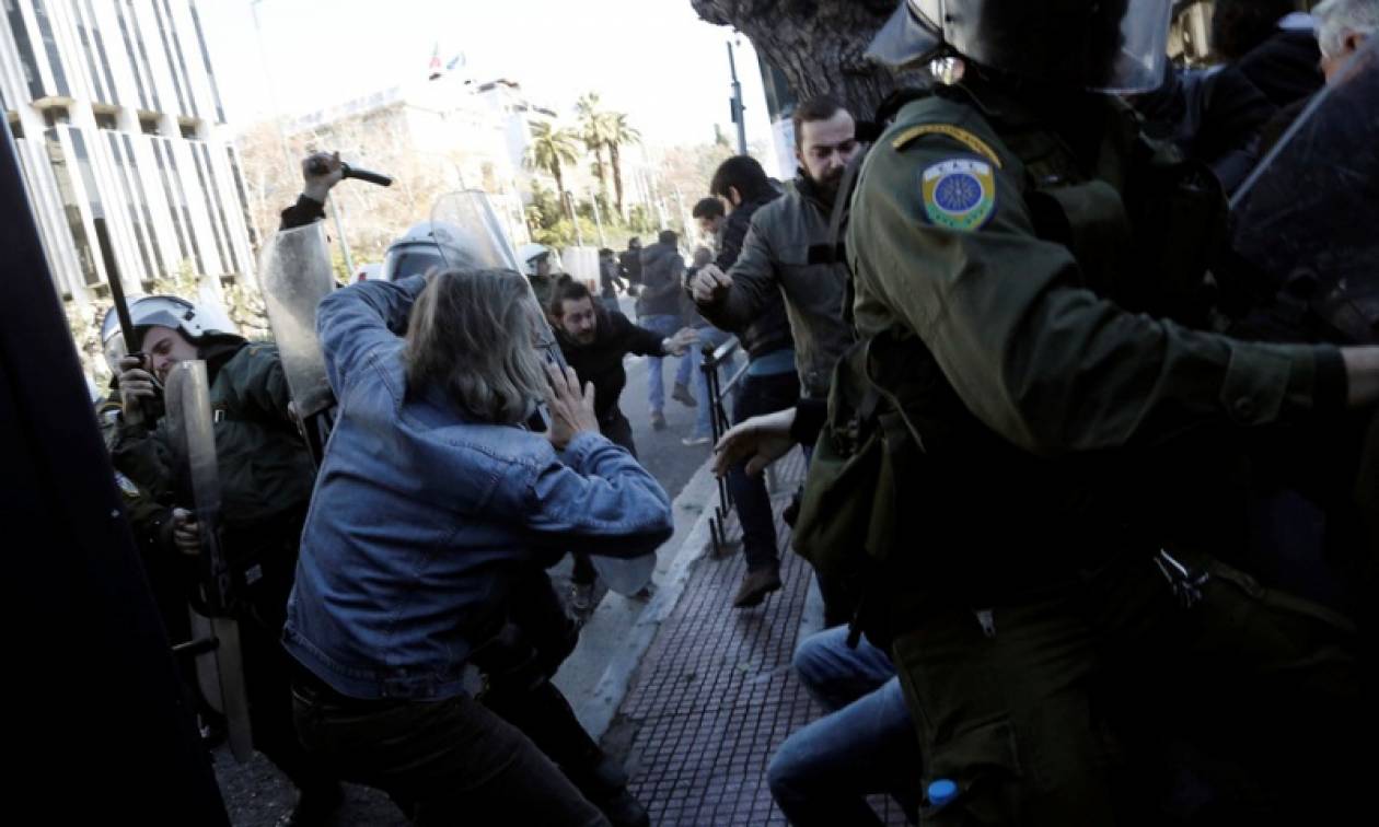 Επεισόδια έξω από τη Βουλή στη συγκέντρωση του ΠΑΜΕ