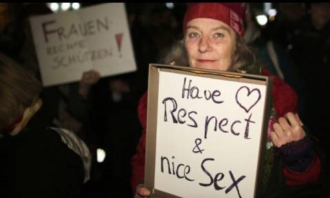 Γερμανία: Με σφυρίχτρες και κατσαρόλες διαδήλωσαν στην Κολωνία εκατοντάδες γυναίκες κατά της βίας!