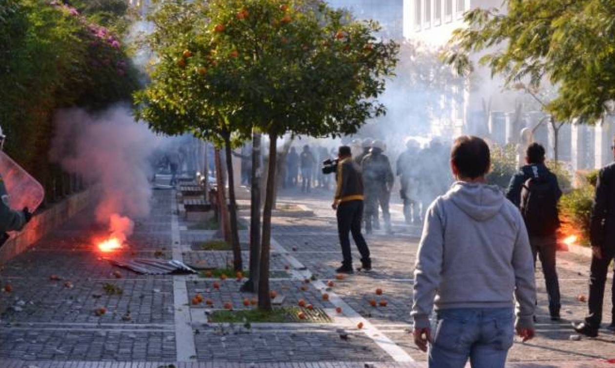 Άγριες συμπλοκές μεταξύ οπαδών στο Προοδευτική-Κερατσίνι!