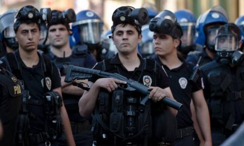 Τουρκία: Μαζική σύλληψη διανοούμενων που τάχθηκαν υπέρ της ειρήνης