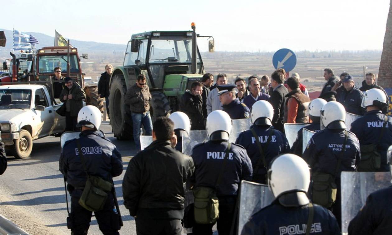 Σε θέσεις μάχης οι αγρότες για το ασφαλιστικό - Κατασκήνωσαν στον Προμαχώνα