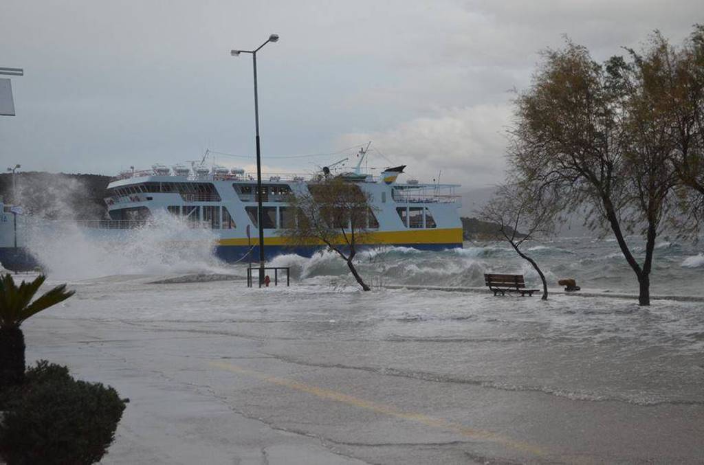 Κακοκαιρία - Γλύφα: Η θάλασσα βγήκε στην στεριά (vid&pics)