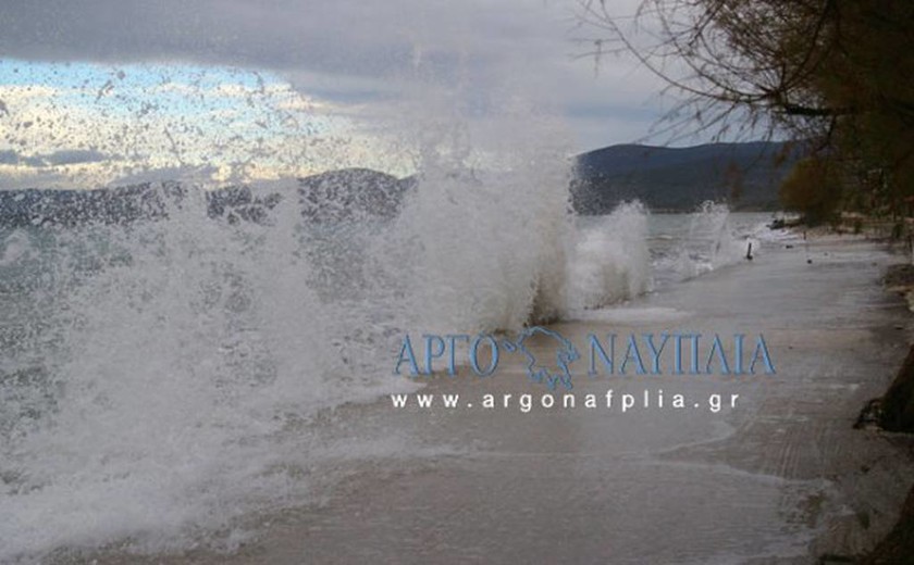 Κακοκαιρία: Εφιάλτης για τους κατοίκους του Ναυπλίου – Η θάλασσα βγήκε στη στεριά! (pics+vid)