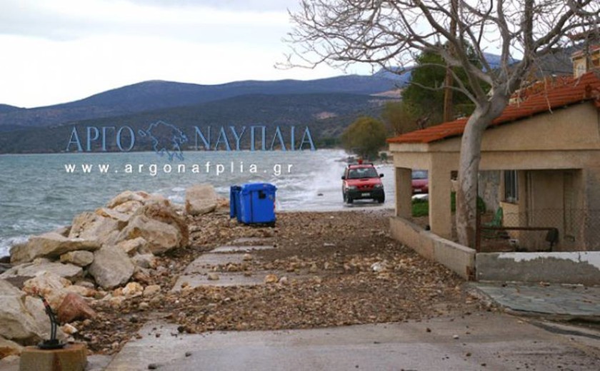 Κακοκαιρία: Εφιάλτης για τους κατοίκους του Ναυπλίου – Η θάλασσα βγήκε στη στεριά! (pics+vid)