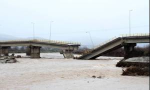 Βιβλική καταστροφή στα Τρίκαλα από την έντονη βροχόπτωση - Η γέφυρα κόπηκε στα δύο