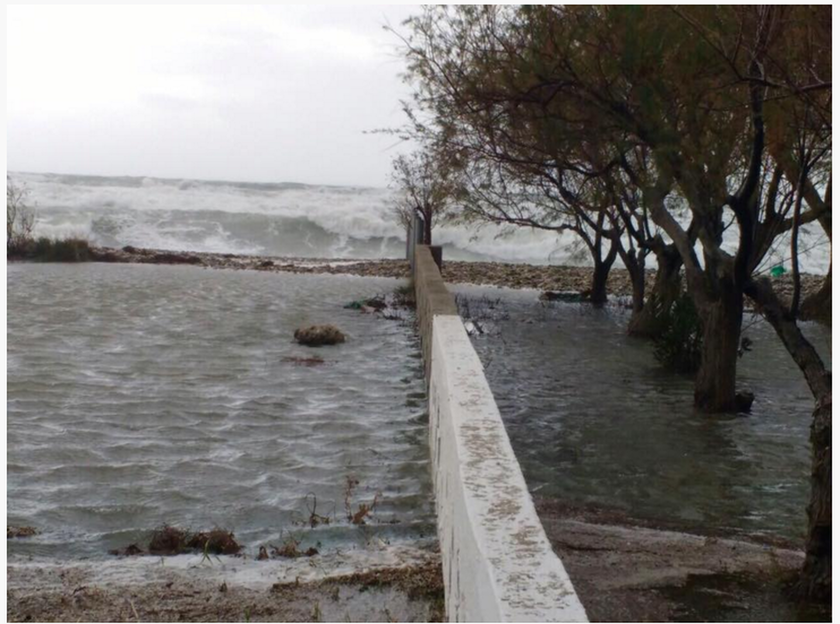 Κακοκαιρία: Η θάλασσα βγήκε στη στεριά στη Σάμο (pics+video) 