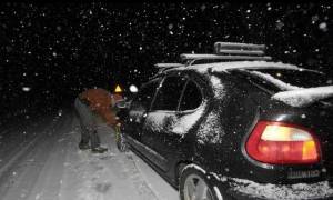 Πυκνή χιονόπτωση στον Διόνυσο - Εγκλωβίστηκε οδηγός (vid)
