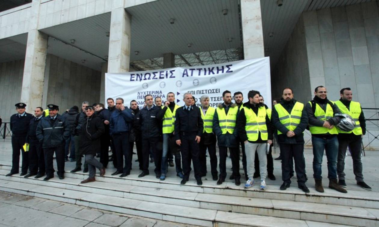 Συγκέντρωση αστυνομικών έξω από την ΓΑΔΑ