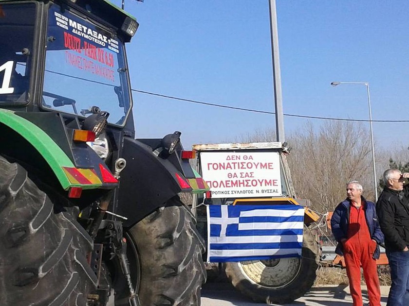 Έκοψαν την Ελλάδα στα δύο οι αγρότες - Μπλακ άουτ σε Εθνικές Οδούς και τελωνεία