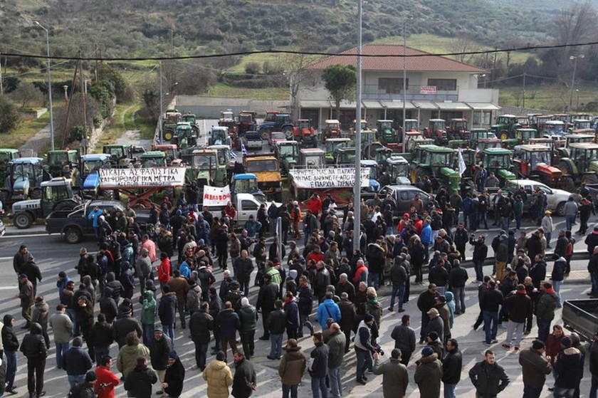 Έκοψαν την Ελλάδα στα δύο οι αγρότες - Μπλακ άουτ σε Εθνικές Οδούς και τελωνεία