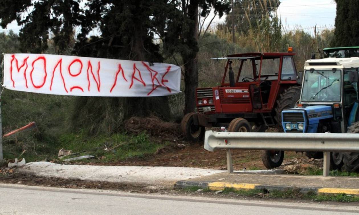 Πύργος: Δείτε τι πέταξαν οι αγρότες στην είσοδο της Αντιπεριφέρειας Ηλείας