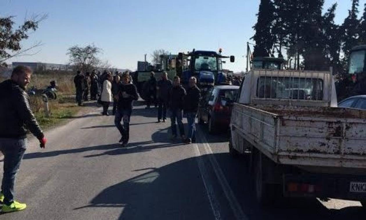 Τραγουδίστρια εγκλωβίστηκε σε μπλόκο αγροτών και τους... τραγούδησε