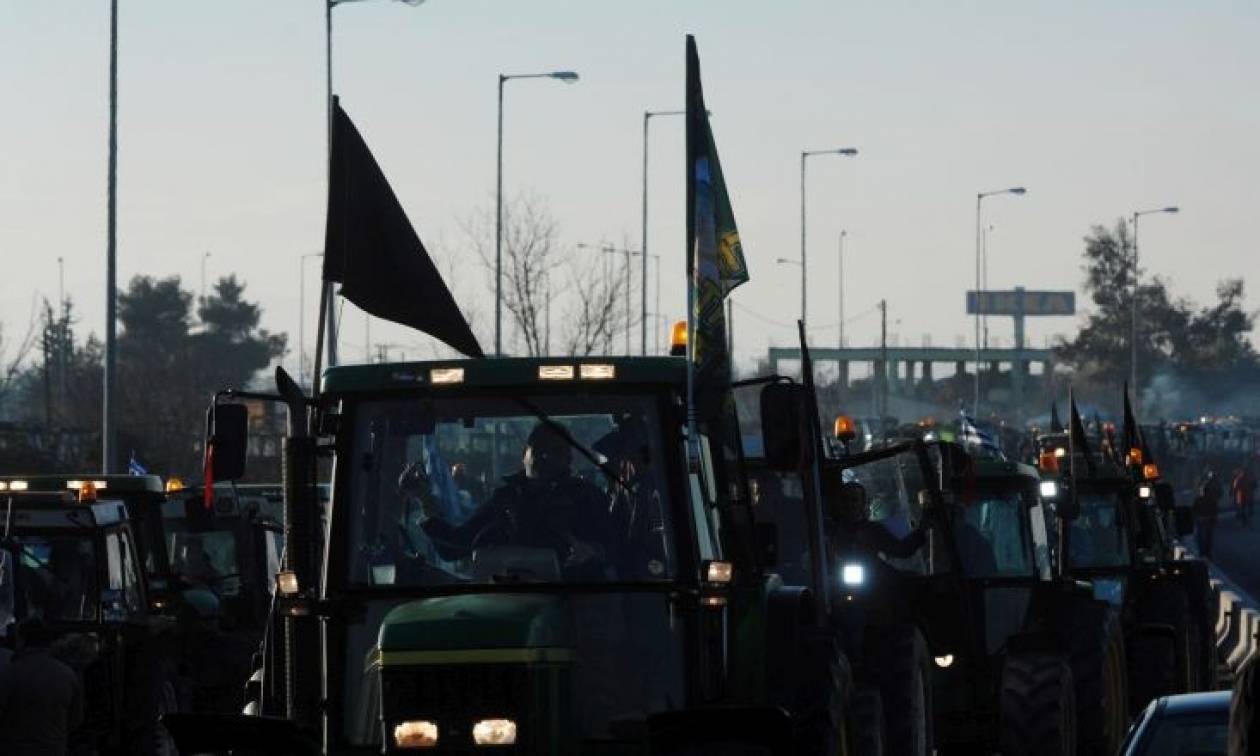 Μπλόκα αγροτών - Ρέθυμνο: Συγκεντρώσεις αγροτών σε διάφορα σημεία της εθνικής οδού