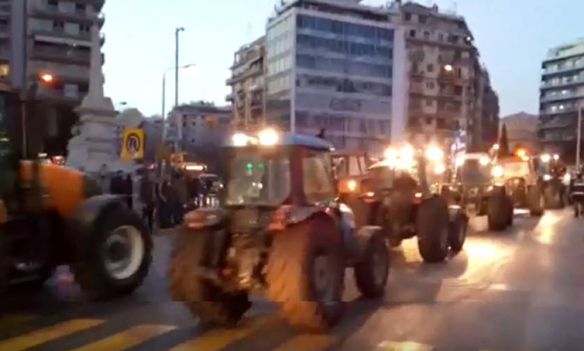 Επεισόδια Θεσσαλονίκη: Περικυκλωμένη από τρακτέρ η Agrotica (vid)
