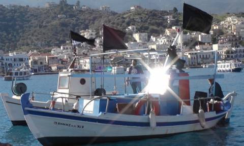 Ασφαλιστικό: Με μαύρες σημαίες στα καΐκια τους διαμαρτυρήθηκαν οι αλιείς (video)