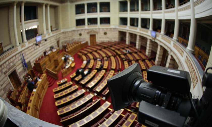 Υπερψηφίστηκε η ρύθμιση για τις τηλεοπτικές άδειες - Χαμός στη Βουλή