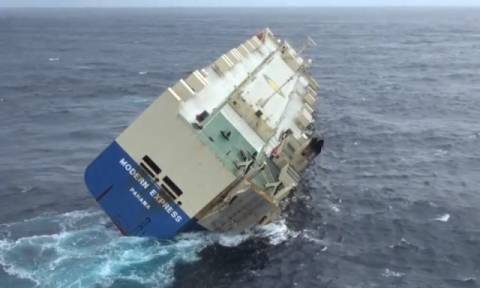 Επικίνδυνη κλίση φορτηγού πλοίου εν μέσω θαλασσοταραχής στον Ατλαντικό (vid)