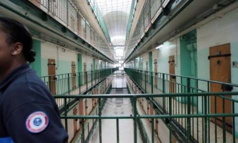 Γαλλία: Τι κάνουν κρατούμενοι πριν κοιμηθούν;