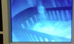 Ανατριχιαστικό βίντεο: Μωρό… φάντασμα θέλει να παίξει με άλλο βρέφος μέσα στην κούνια!