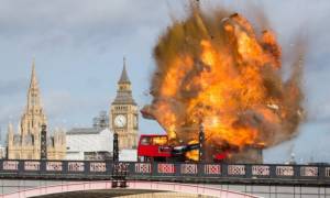 Κινηματογραφική "έκρηξη" σε διώροφο λεωφορείο στο Λονδίνο κοντά στο Παλάτι του Μπάκιγχαμ (vids)
