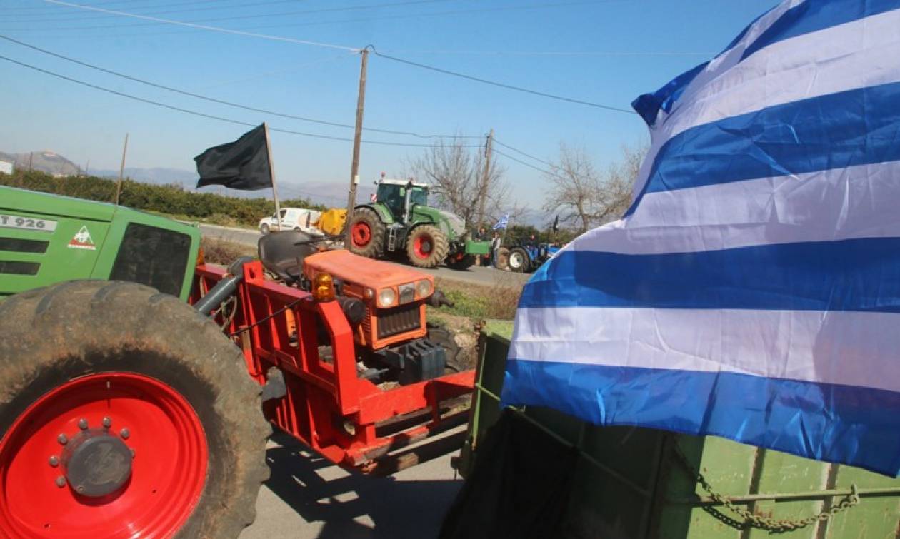 Ξαφνικά όλοι κοίταζαν το πανό των αγροτών – Χαμός στο Facebook με το περιεχόμενό του (pic)