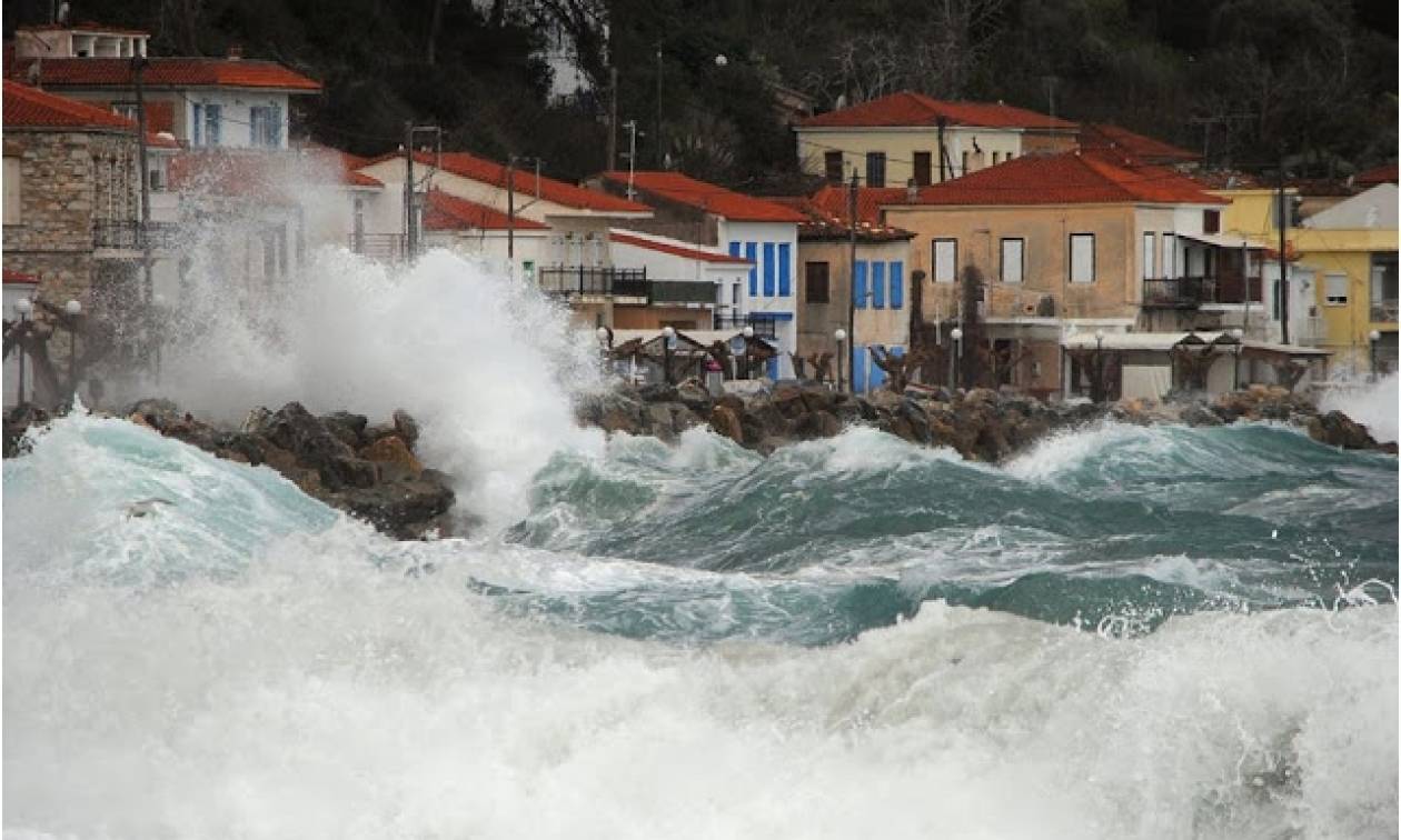 Σάμος: «Χτυπήθηκε» από μανιασμένους βοριάδες – Εντυπωσιακές εικόνες