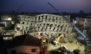 «Θαύμα» στην Ταϊβάν: Δύο άτομα ανασύρθηκαν ζωντανά 48 ώρες μετά το σεισμό (pics)
