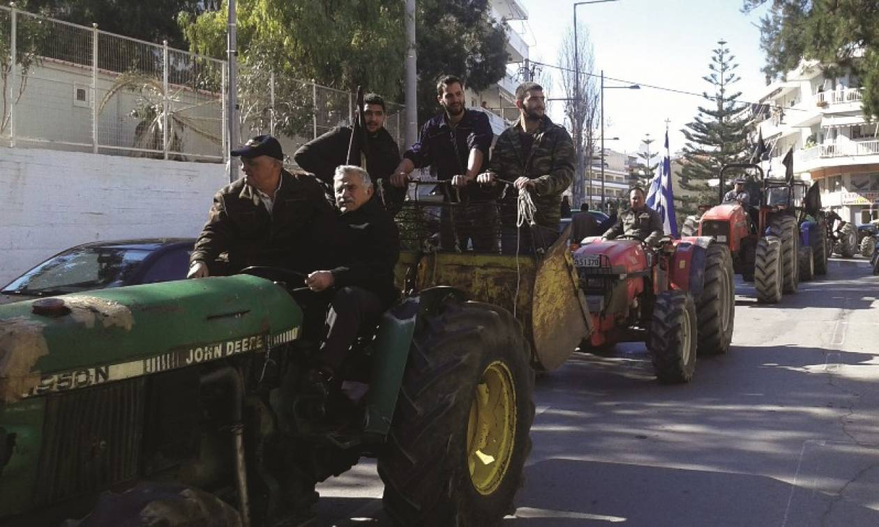 Ρέθυμνο: Αγρότες απέκλεισαν το κτήριο της ΔΟΥ