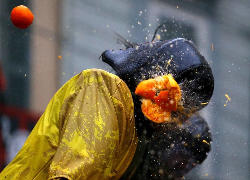 Η επική μάχη των πορτοκαλιών στην Ιταλία σε εικόνες