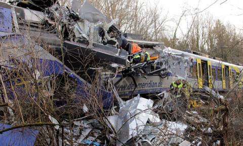 Δέκα οι νεκροί από το σιδηροδρομικό δυστύχημα στην Βαυαρία (pics+vid)