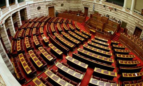 Βουλή: Εγκρίθηκε επί της αρχής και επί των άρθρων το νομοσχέδιο για τη δημόσια διοίκηση