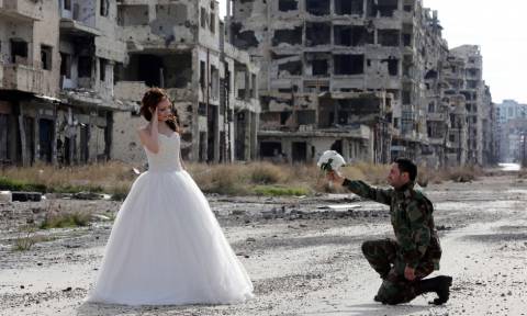 Η ελπίδα γεννιέται στις στάχτες - Ένας «παράξενος» γάμος στα συντρίμμια της Συρίας