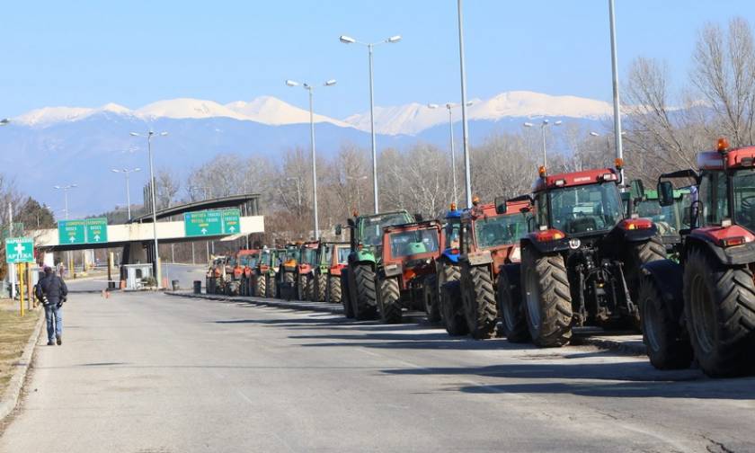 Αγρότες: Ξεκίνησαν για Αθήνα τα τρακτέρ από το μπλόκο της Νίκαιας