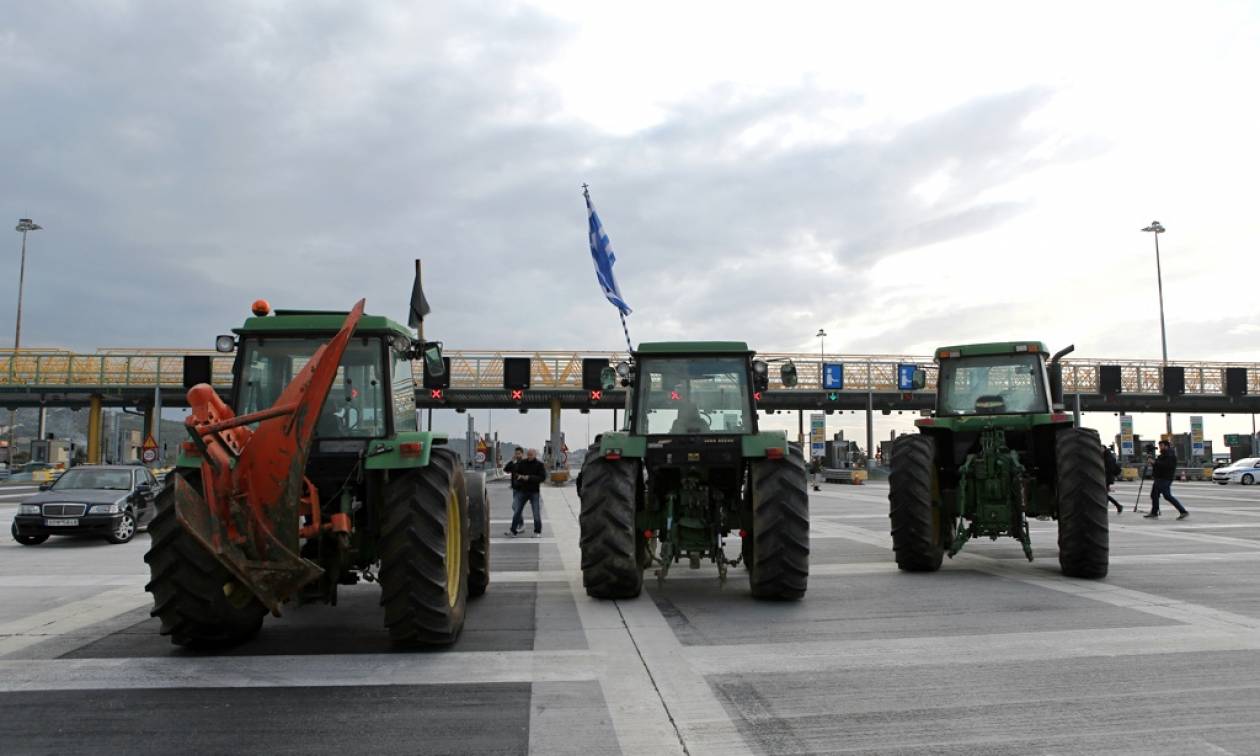 Αγρότες: Άναψαν φωτιές στα διόδια της Κορίνθου - Δηλώνουν αποφασισμένοι να περάσουν (photos)