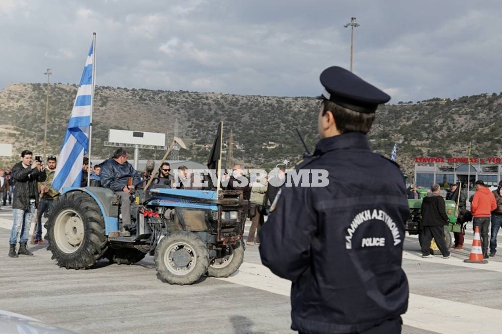 Αγρότες: Άναψαν φωτιές στα διόδια της Κορίνθου - Δηλώνουν αποφασισμένοι να περάσουν (photos)