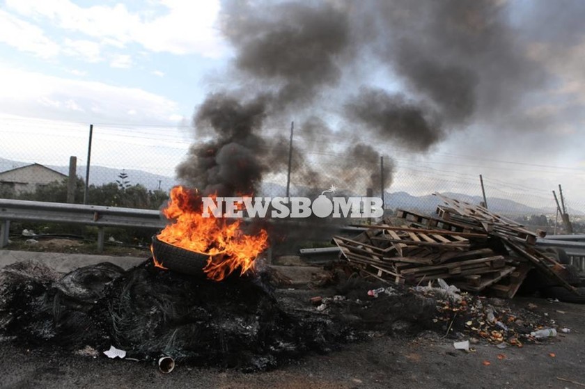 Αγρότες: Άναψαν φωτιές στα διόδια της Κορίνθου - Δηλώνουν αποφασισμένοι να περάσουν (photos)