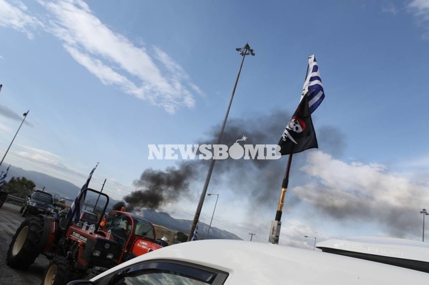 Αγρότες: Άναψαν φωτιές στα διόδια της Κορίνθου - Δηλώνουν αποφασισμένοι να περάσουν (photos)