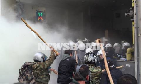 Αγρότες LIVE στην Αθήνα: Μάχη αγροτών και ΜΑΤ με κατσούνες και δακρυγόνα